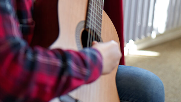 An der Gitarre